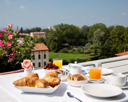 Dive into the rich breakfast buffet of Hotel Biri, comfortable 4 stars in Padua!