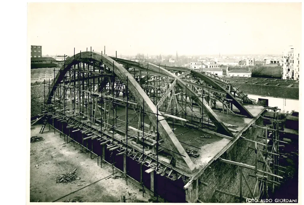 Nell'immagine una foto d'epoca durante la costruzione del cinema Biri diventato poi l'hotel. La foto è in bianco e nero
